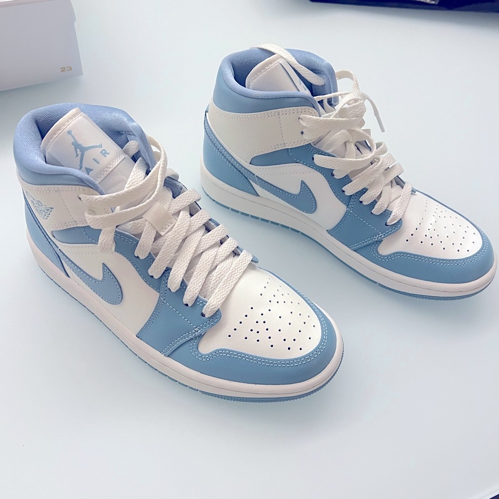 New Unworn 2022 UNC Women’s Air Jordan 1s Mid. Size 7.5